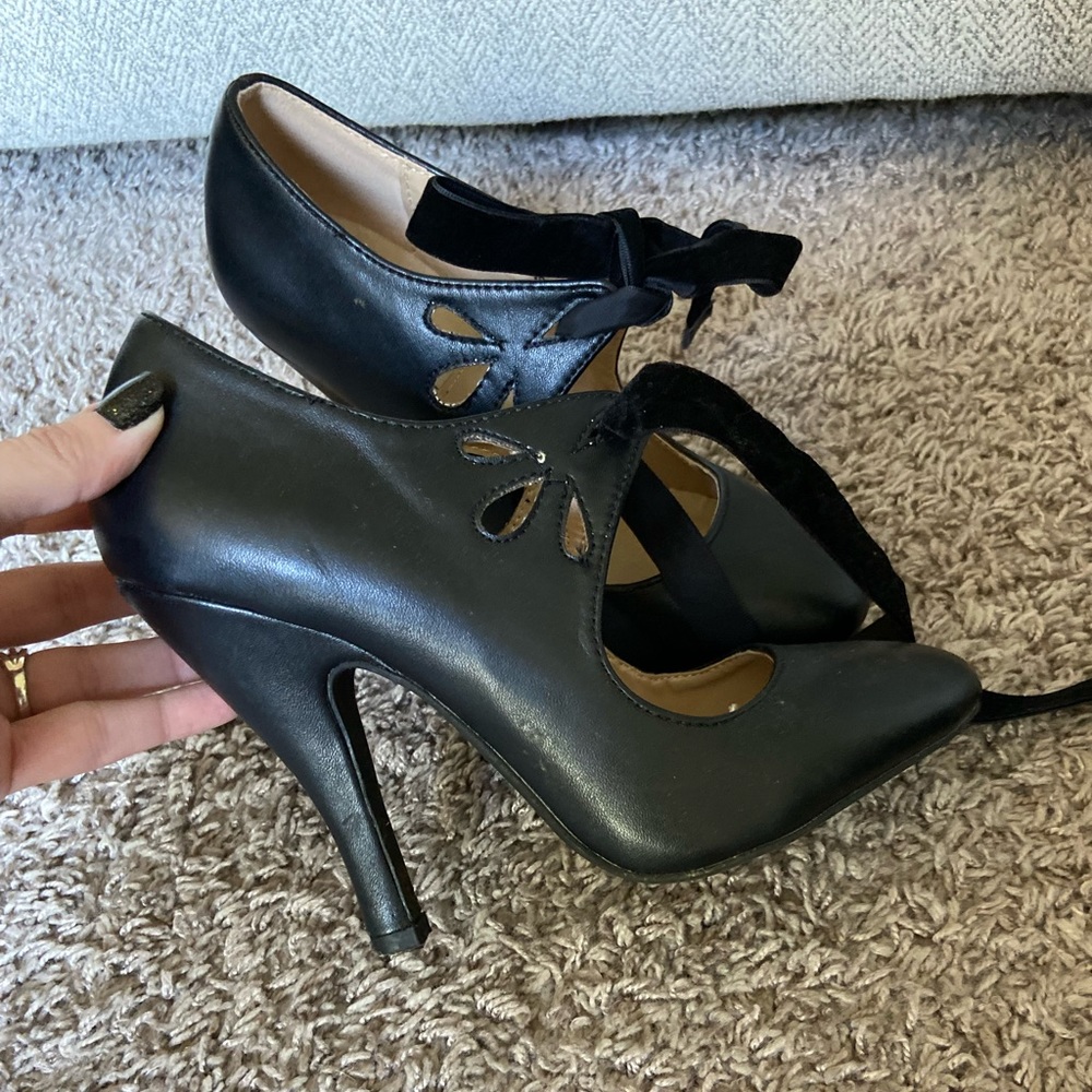 Size 7 leather cute heels